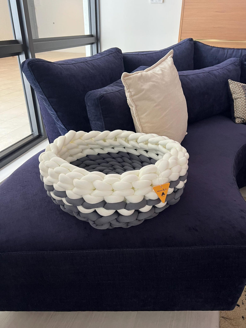 Honest Pets® "Winter Wonderland" Geflochtenes Haustierbett – Höhenverstellbar & Handgewebt
