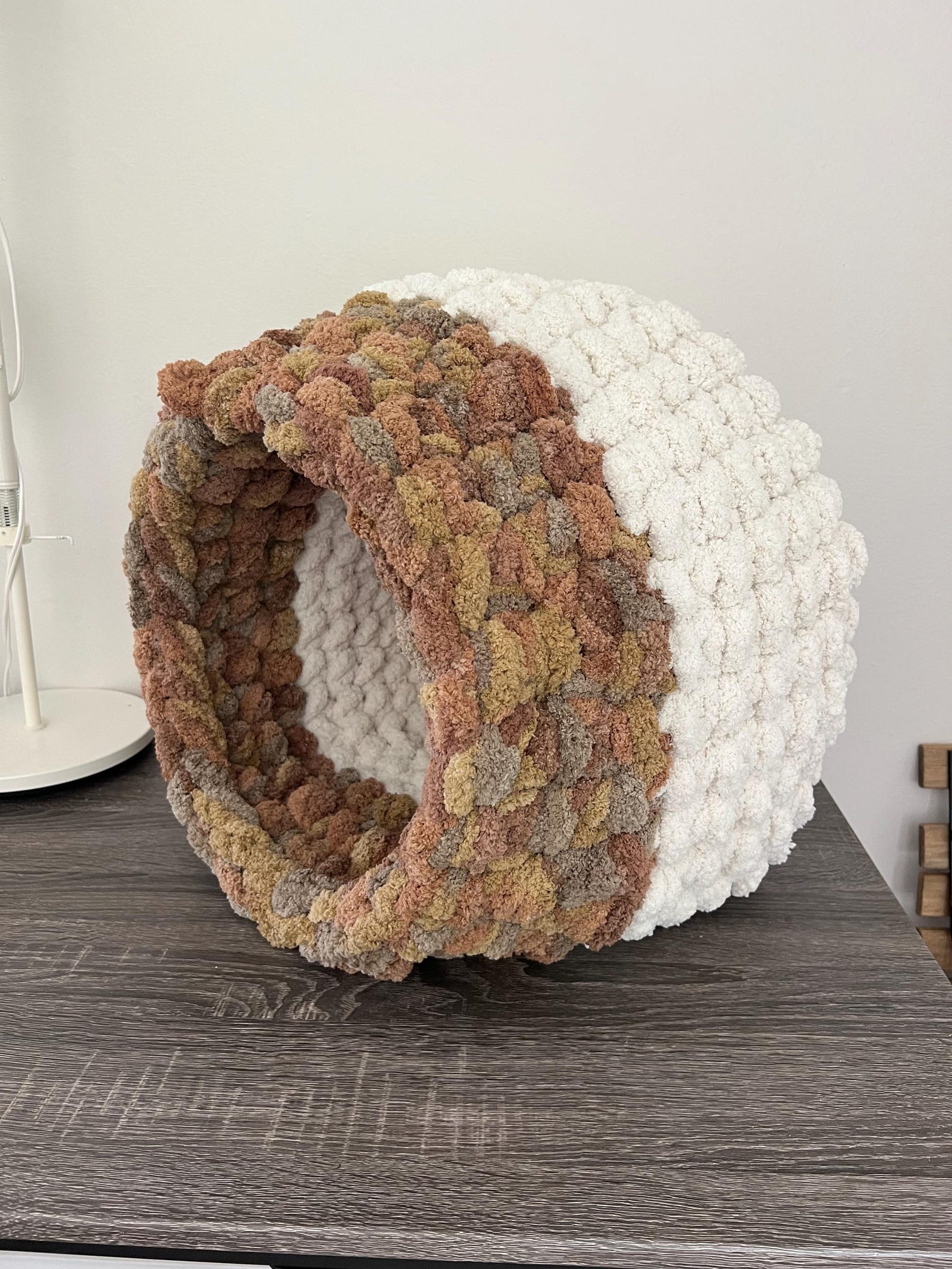Honest Pets® "Cozy Cave" Gehäkeltes Katzenhaus aus Chenille – Formstabil & Handgefertigt